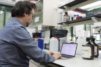 El investigador José Die, responsable de la investigación en la UCO, en uno de los laboratorios del Campus de Rabanales.