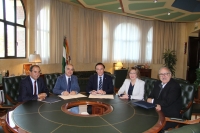 De izquierda a derecha, Bernardo Rivera, Alejandro Ceballos, Jos Carlos Gmez Villamandos, Julieta Mrida Garca y Eduardo Ramos Real, tras la firma del acuerdo.