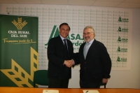 De izquierda a derecha, Jos Carlos Gmez Villamandos e Ignacio Fernndez de Mesa, tras la firma del convenio