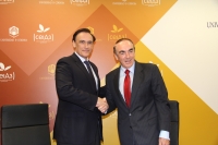 De izquierda a derecha, Jos Carlos Gmez Villamandos y Jos Antonio Villaasante, tras la firma del acuerdo 