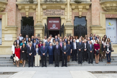 Participantes en el homenaje, junto al profesor Valcárcel y al rector