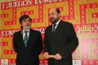 De izda. a dcha., Carlos Gonzlez y Manuel Torres  posan ante los medios minutos antes de la firma del convenio