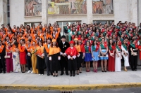 Foto de los alumnos graduados acompaados del rector de la UCO y la decana de Ciencias del Trabajo