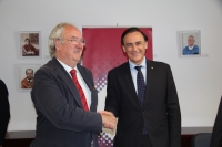 De izquierda a derecha, Mariano Barroso y Jos Carlos Gmez Villamandos, tras la firma del acuerdo