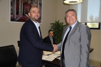 Enrique Quesada y Manuel Pea se saludan tras la firma del acuerdo.