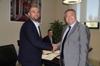 Enrique Quesada y Manuel Peña se saludan tras la firma del acuerdo.