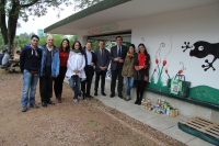 El rector (el tercero por la izquierda), con representantes del Área de Cooperación, autoridades universitarias y representantes del Banco de  Alimentos en el kiosko de los Gallipatos