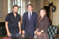 De izquierda a derecha, Paco Acedo, Jos Carlos Gmez Villamandos y Rosario Mrida, tras la firma del acuerdo.