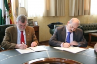 Jose Manuel Roldn (izq) y Gonzalo Rodrguez firman el convenio