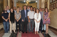 En el centro, el rector y el director del Aula de Debate, Manuel Bermúdez, junto al Equipo de Gobierno. 