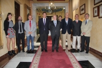 Foto de representantes de las dos instituciones antes de la firma del convenio. 