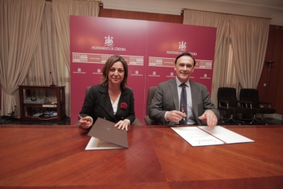 Isabel Ambrosio y Jos Carlos Gmez Villamandos, en la firma del acuerdo