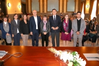 En el centro, el rector de la Universidad de Crdoba y la profesora Mercedes Osuna (viuda de Luis Rodrguez), junto con las autoridades asistentes al acto de homenaje.
