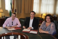 De izquierda a derecha, Rafael Bonilla, Jos Carlos Gmez Villamandos y M Carmen Balbuena, esta maana durante la firma del acuerdo de donacin