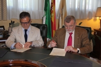 Salvador Fuentes y Jos Manuel Roldn, durante la firma del convenio.