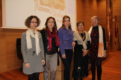 De izquierda a derecha, María Martínez-Atienza, María Rosal, Rosario Mérida, Cecilia Bartolomé y Consuelo Borreguero, minutos antes de la proyección de la película