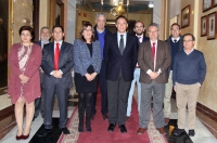 En el centro, el rector y la vicerrectora de Estudios de Postgrado y Formación Continua, con representantes de los Ayuntamientos firmantes y responsables de la Cátedra