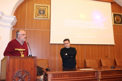 Jesús Sánchez (a la izquierda) presenta a Rafael Benavides antes de su charla