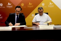 De izquierda a derecha, Jos Carlos Gmez Villamandos y Jos Luis Snchez Garca, durante la firma del convenio.