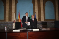 El rector y el profesor López-Bellido en la presentación