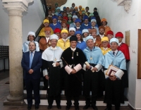 Foto de familia de autoridades acadmicas y nuevos doctores al trmino del acto