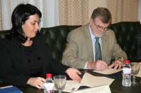 Yolanda Parrado y el rector, Jos Manuel Roldn, en el acto de firma del convenio entre Casa Mediterrneo y la UCO