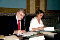 Jos Manuel Roldn y  Elena Cortes durante la firma de los convenios