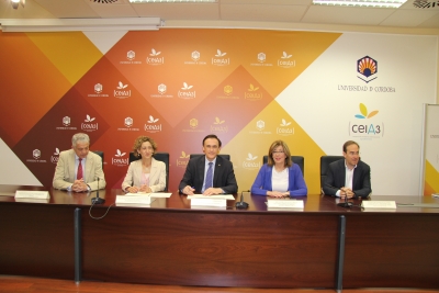 De izquierda a derecha, Jos Juan Aguilar, Concepcin Espejo, Jos Carlos Gmez Villamandos, Julieta Mrida y Blas Snchez durante la firma del convenio 