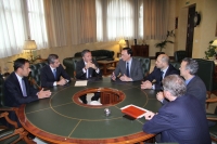 Representantes de la Universidad y ABB conversan tras la firma del acuerdo. En el centro (tercero y cuarto por la izquierda), Eduardo Villar y Jos Carlos Gmez Villamandos