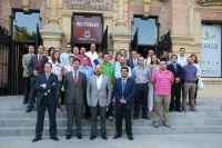 Foto de familia de autoridades universitarias, beneficiarios y empresas participantes del programa de becas de la Fundacin Cajasur