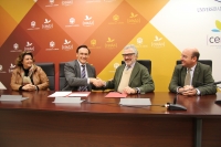 De izquierda a derecha, Carmen Balbuena, Jos Carlos Gmez Villamandos, Ignacio Fernndez de Mesa y Rafael Navas, tras la firma del acuerdo.