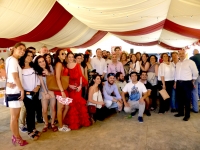 Foto de familia de autoridades acadmicas, estudiantes y premiados