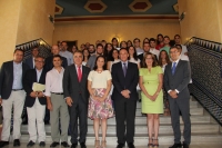 Foto de familia de autoridades y estudiantes participantes en el Programa Andaluca Open Future