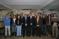 Avelino Corma, en el centro, junto al decano de Ciencias, Manuel Blzquez, y otros investigadores  