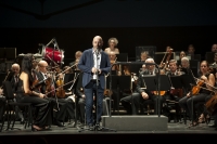 Luis Medina dando la bienvenida a la comunidad universitaria y a la Orquesta de Crdoba