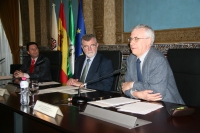 En primer término Sánchez Ron, junto al rector José Manuel Roldán y el delegado de Economía, Innovación y Ciencia y Empleo en Córdoba, José Ignacio Expósito