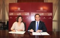 Isabel Ambrosio Palos y José Carlos Gómez Villamandos durante el acto de firma del convenio celebrado en el Ayuntamiento de Córdoba