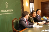 De izqda. a dcha., Jos Ignacio Expsito, Isabel Ambrosio y el rector Jos Carlos Gmez Villamandos