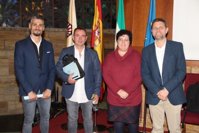 De izda a dcha: Prof. Rut Morales (Vicedecano de Movilidad, Internacionalización y Comunicación Científica de la Facultad de Ciencias), Prof. Juan Pedro Montávez (conferenciante), Profa. Mª Paz Aguilar (Decana de la Facultad de Ciencias) y Prof. Antonio Sarsa (Catedrático de Física).