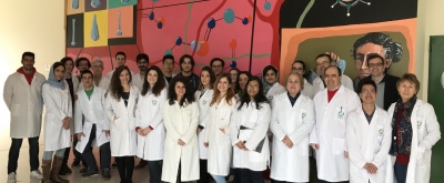 Luque, segundo por la derecha en la parte posterior, posa junto a todo su equipo de investigación