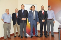 José Carlos Gómez Villamandos y Raúl Aguayo Corraliza (tercero y cuarto por la izquierda), con participantes de ambas entidades en el desarrollo del convenio.