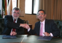 El rector, Jos Manuel Roldn, y el presidente del Imdeec, Ricardo Rojas, tras la firma del acuerdo