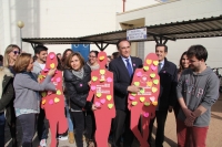 María Rosal, Rosario Mérida, José Carlos Gómez Villamandos y Manue Blázquez colocan su post-it en las siluetas instaladas en Rabanales