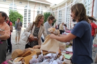 La vicerrectora de Vida Universitaria y Responsabilidad Social, Rosario Mérida, adquiere uno de los productos ofertados en el Mercadillo de la Feria de Consumo Responsable