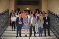 Foto de familia de autoridades y participantes en el programa Andaluca Open Future