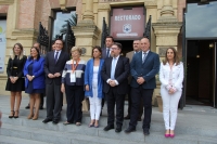 Foto de familia de autoridades asistentes al acto inaugural del Congreso que se ha celebrado esta mañana en el Rectorado.