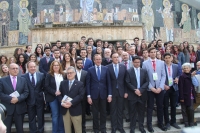 Autoridades y estudiantes a la entrada del Salón Juan XXIII, antes de la inauguración del Congreso