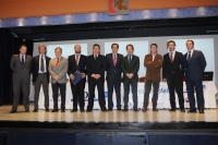 Foto de familia de autoridades y participantes en la mesa redonda