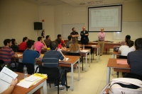 Los integrantes de UNIPimus, David Merinas y Miguel Garca Capilla, con el director de la ORI, Antonio Ruiz,  durante la charla ofrecida a los estudiantes. 
