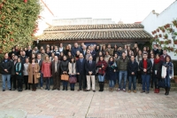 Becarios con representantes de la UCO y de la Fundacin Cajasur en uno de los patios del Palacio